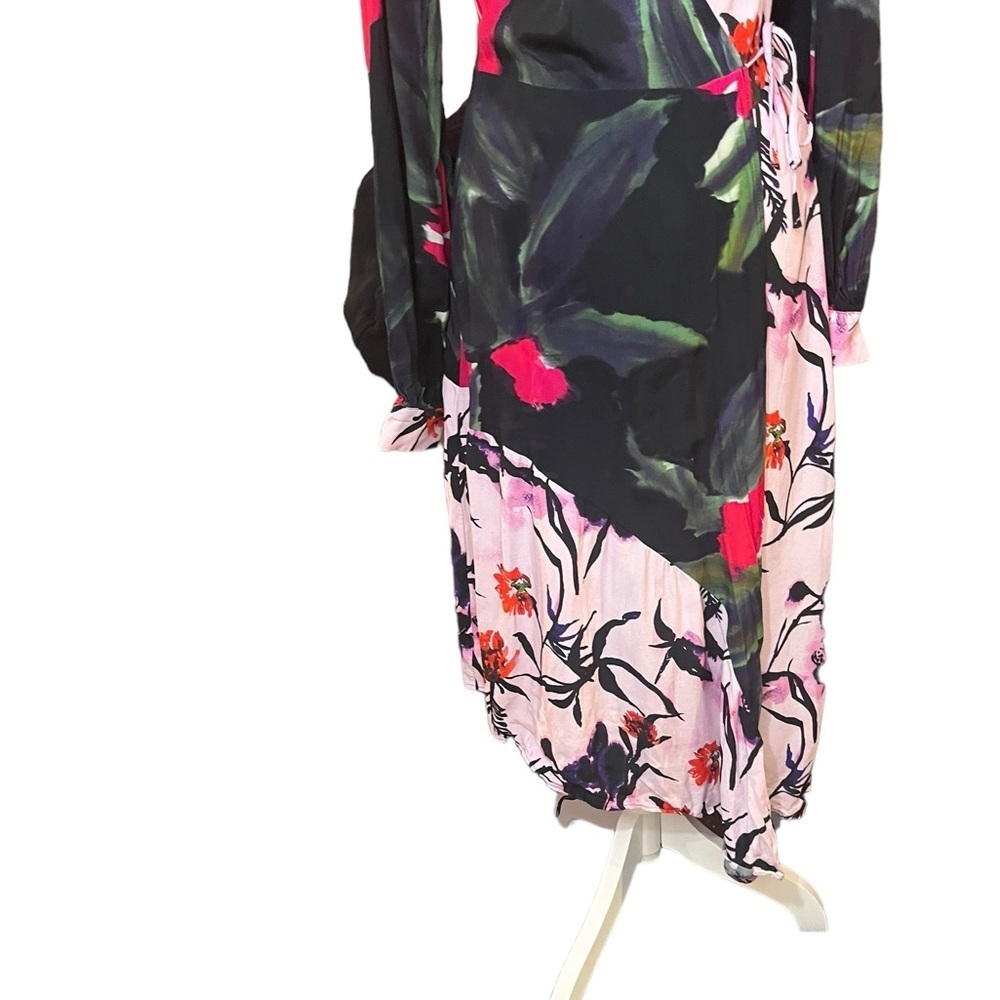 Asymmetrical wrap dress with an artsy floral design so cute H&M - Picture 4 of 8